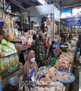 PPKM Babinsa Bersama Satpam Patroli di Pasar Tradisional dan Himbuan Protokol Kesehatan