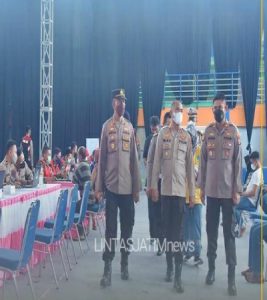 Kapolres Lamongan Berikan Semangat dan Motivasi Kepada Masyarakat Dalam peninjauan Gebyar Vaksinasi Di Sport Center Lamongan