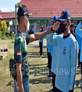 AJARKAN WAWASAN KEBANGSAAN SEJAK DINI, PRAJURIT MARINIR TNI AL LATIH PBB SISWA SMP SEBATIK