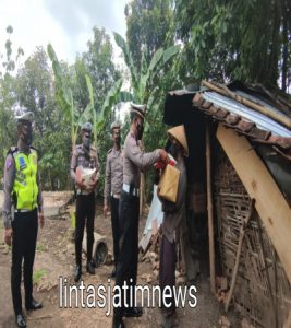 ASTUTI Berbagi di Tengah Pandemi, Satlantas Polres Bojonegoro Kembali Keliling Kampung Serahkan Sembako