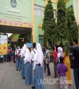 Pelajar Antusias Ikuti Vaksinasi di SMAN 1 Taman Sidoarjo