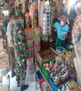 Babinsa Kelurahan Mojosongo Beri Himbuan Prokes dan PPKM di Pasar Tradisional