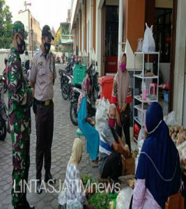 Terapkan PPKM Level 2, Serda Agus Santoso Sambangi Pasar Sangkrah