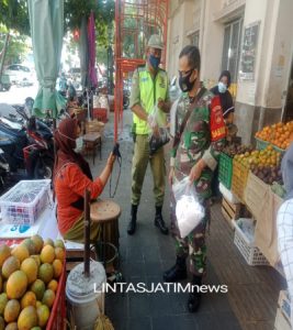 Serda Budiono Bersama Linmas Bagikan Masker Gratis pada penerapan PPKM Level 3 di Pasar Tradisional