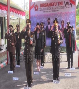 Melalui Video Conference, Kapolres Gresik Hadiri Upacara HUT TNI Ke-76 Di Makodim 0817