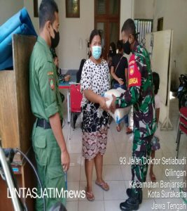 Serka Fajar Dan Serda Sandi Distribusikan Paket Beras Kepada Warga Terdampak Covid-19 di Kelurahan Gilingan