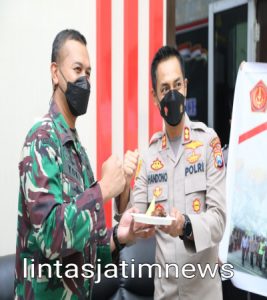 HUT TNI ke-76, Kapolres Tulungagung Beri Kejutan Dandim 0807