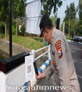 Kapolres Bangkalan Melakukan Pengecekan Penerapan Aplikasi Pedulilindungi di Wilayah Bangkalan