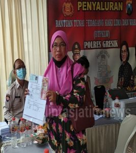 Pastikan sampai Ke Pedagang, Polres Gresik Kawal Program Bantuan Tunai Pedagang Kaki Lima dan Warung (BTPKLW)