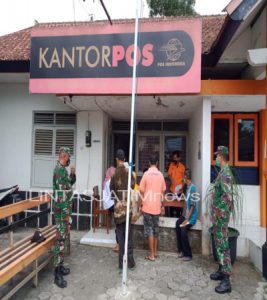 Tetap Terapkan Protkes, Koramil 19/Purwantoro Dampingi Warga Terima JPS