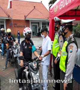 Seminggu Berjalan, Vaksinasi Drive Thru Polres Malang Tidak Pernah Sepi Peminat