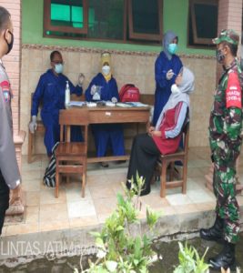 Antisipasi Kluster Sekolah, Koramil Dan Polsek Jatipurno Bersinergi Dampingi Swab Bagi Guru Dan Pelajar