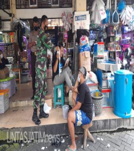 Cegah Peningkatan Covid-19, Babinsa Manahan Laksanakan Pengecekan PPKM Level 2 di Pasar Depok