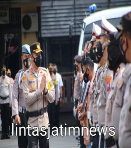 Kapolresta Malang Kota, Berikan Penghargaan Kepada Anggota Berprestasi Saat Pimpin Upacara Kenaikan Pangkat  Pengabdian