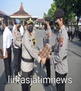 Puluhan anggota berprestasi, menghantarkan raih penghargaan dari Kapolres Pasuruan Kota