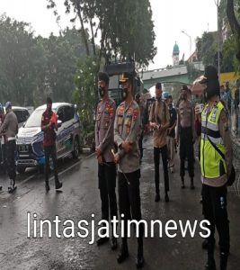 Kompak, Kapolrestabes dan Wakapolrestabes Surabaya Setia Mendampingi Buruh Menyampaikan Aspirasi Di Tengah Derasnya Hujan