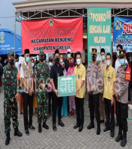 Peringati Hari Pahlawan, Kapolres Gresik Bersama PT. Perokimia Bantu Korban Banjir Kali Lamong