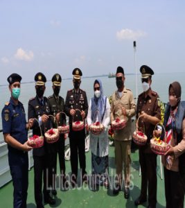 Kenang Pahlawan Kapolres Gresik Tabur Bunga Di laut