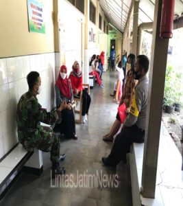 Sembari Komsos, Serda Budiono Berikan Himbuan Prokes dalam Pembelajaran Tatap Muka dimasa Pandemi