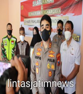 Kapolresta Mojokerto Beri Penghargaan Pengasuh ODGJ di Pondok 99 sebagai Pahlawan Kemanusiaan