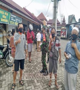 Blusukan Ke Pasar, Personil TNI Berikan Edukasi Dan Bagikan Masker Gratis