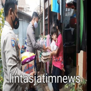 Jum’at Sedekah, Sat. Binmas Polres Sampang Datangi Anak Penderita Hidrosefalus