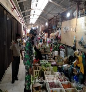 Sambangi Pasar Tradisional, Serka M Nasirin Laksanakan Pengawasan Penerapan PPKM Level 2