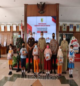 Mayor Inf Nurul Muthahar Hadiri Penyerahan Seragam Sekolah Gratis Bagi Peserta Didik Baru Jenjang SD dan SMP Sederajat