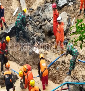 Sigap, Danramil Karanganyar Pimpin Anggotanya Cari Korban Longsor