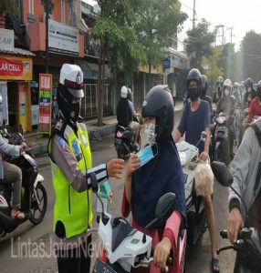 Ops Zebra Semeru 2021, Polres Gresik Bagi Masker