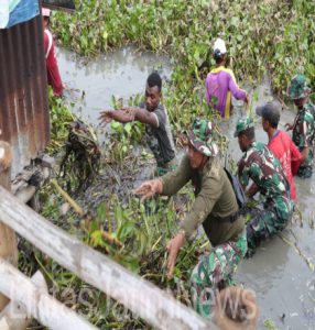 TNI Bersama Masyarakat Bersihkan Enceng Gondok Sepanjang Sungai Wangen