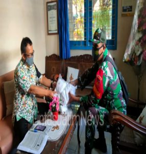 Sersan Mayor Yudhi Komsos Sambil CeK Prokes PTM SMK 1 Kristen Sidokare