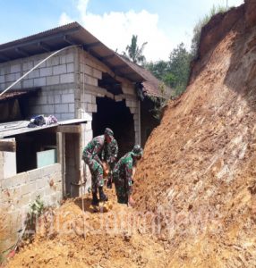 Kembali Terjadi !! Hujan Lebat Akibatkan Longsor Timpa Rumah Warga Di Tirtomoyo, Babinsa Dan Warga Bahu-Membahu Singkirkan Material