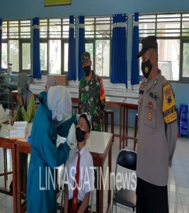 Berikan Rasa Nyaman Saat Kegiatan Belajar-Mengajar, Koramil Dan Polsek Jatisrono Dampingi Tenaga Kesehatan Laksanakan Rapid Test