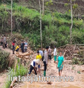 Tanggap Bencana, Kapolsek Slahung Bersama Anggota Bantu Masyarakat Di Lokasi Tanah Longsor