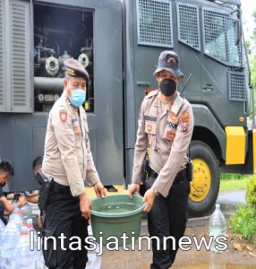 Peduli Bencana Alam, Polres Jember Distribusikan Air Bersih Kepada Warga Terdampak Banjir Gunakan Truk Water Canon