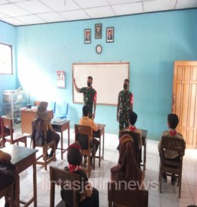 Begini Bentuk Kepedulian Babinsa Kepada Murid Siswa Dasar