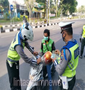 Ops Zebra Semeru 2021,Personil Gabungan Polres Gresik Bagikan Masker