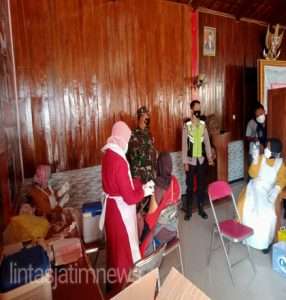 Koramil Dan Polsek Ngadirojo Terus Bersinergi Dampingi Vaksinasi