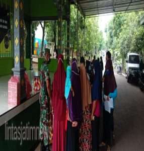 Babinsa Dampingi Lansia Desa Sumber Saat Dapatkan Vaksin