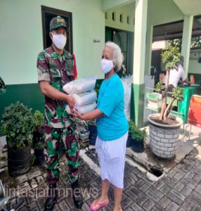 Babinsa Kelurahan Jayengan Distribusikan ATM Beras Kementan Tahap IV