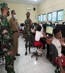 Sambangi Sekolah, Anggota Koramil 07/Tirtomoyo Pastikan Pelaksanaan PTM Terapkan Protkes