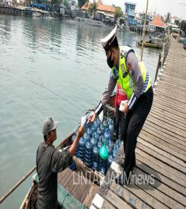 Sambangi Nelayan, Polres Gresik Bagi Masker dan Ingatkan Disiplin Prokes