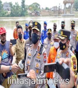 Kapolda Jatim Cek Lokasi Kapal Sungai Tenggelam dan turunkan Tim Pencarian di Rengel Tuban