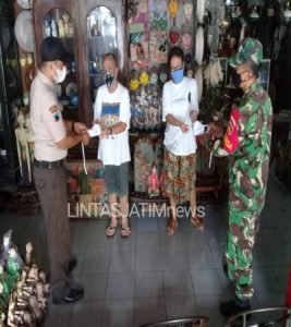 Cegah penyebaran Covid-19, Babinsa Keprabon Cek Penerapan PPKM Level 2 di Pasar Triwindu Solo