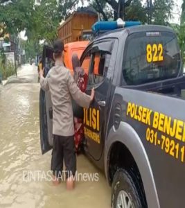 Gerak Cepat Polisi Bantu Warga Korban Banjir