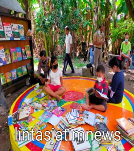 Bripka Sugeng Pendiri Taman bacaan bagi anak anak di Kelurahan Binaannya