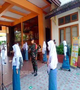 Serda Tito Cek Prokes di PTM SMKN 3 Surakarta