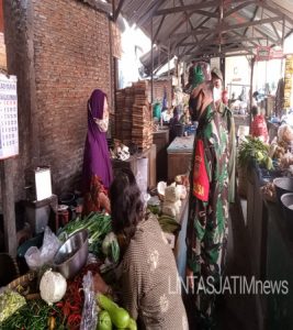 Cegah Penyebaran Covid-19, Serda Mujono Bersama Linmas Berikan Himbauan Prokes di Pasar Tradisional