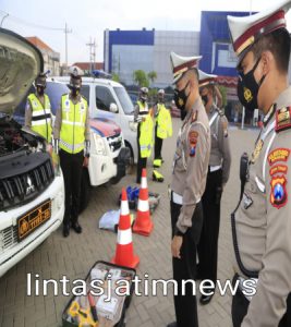 Satlantas Polrestabes Surabaya Siapkan Ratusan Personil Dalam Menanggulangi Perubahan Cuaca